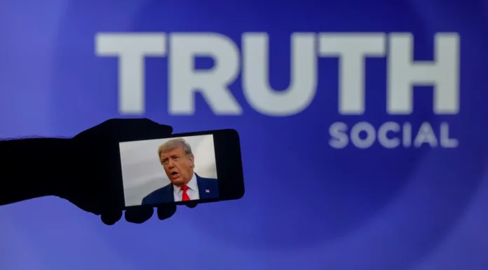 Trump ofrece acceso previo a sus publicaciones por 100 mil dólares al mes
