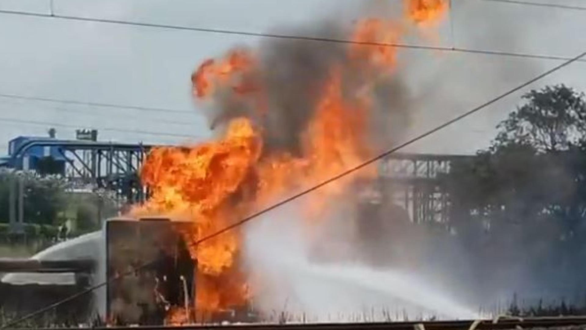 Bomberos combaten incendio en fábrica de la India