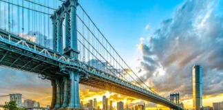 Brooklyn: hombre escala el puente, salta al río y es acusado