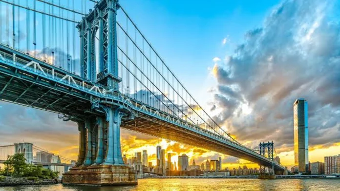 Brooklyn: hombre escala el puente, salta al río y es acusado