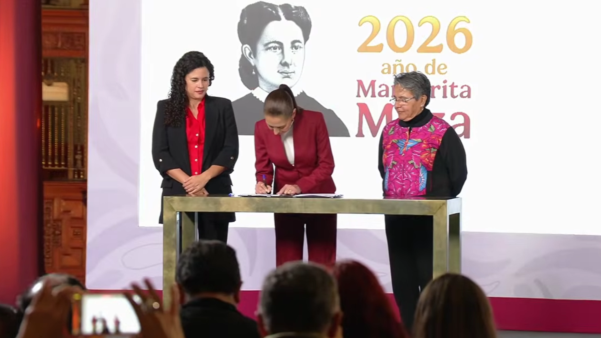Sheinbaum firma decreto de transparencia