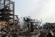 India investiga incendio que dejó dos bomberos fallecidos