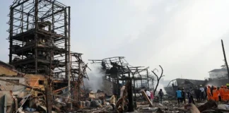 India investiga incendio que dejó dos bomberos fallecidos