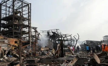 India investiga incendio que dejó dos bomberos fallecidos