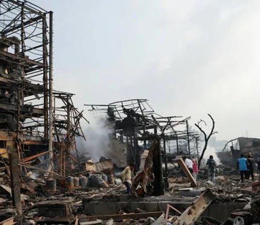 India investiga incendio que dejó dos bomberos fallecidos