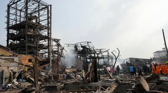 India investiga incendio que dejó dos bomberos fallecidos