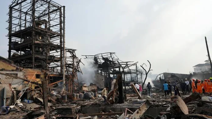 India investiga incendio que dejó dos bomberos fallecidos