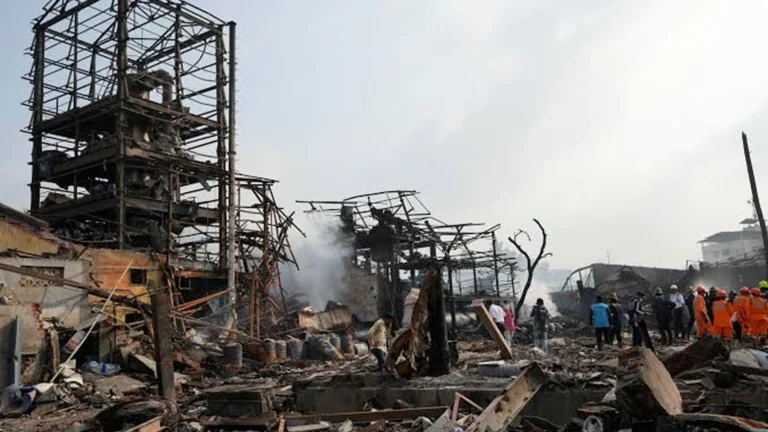 India investiga incendio que dejó dos bomberos fallecidos