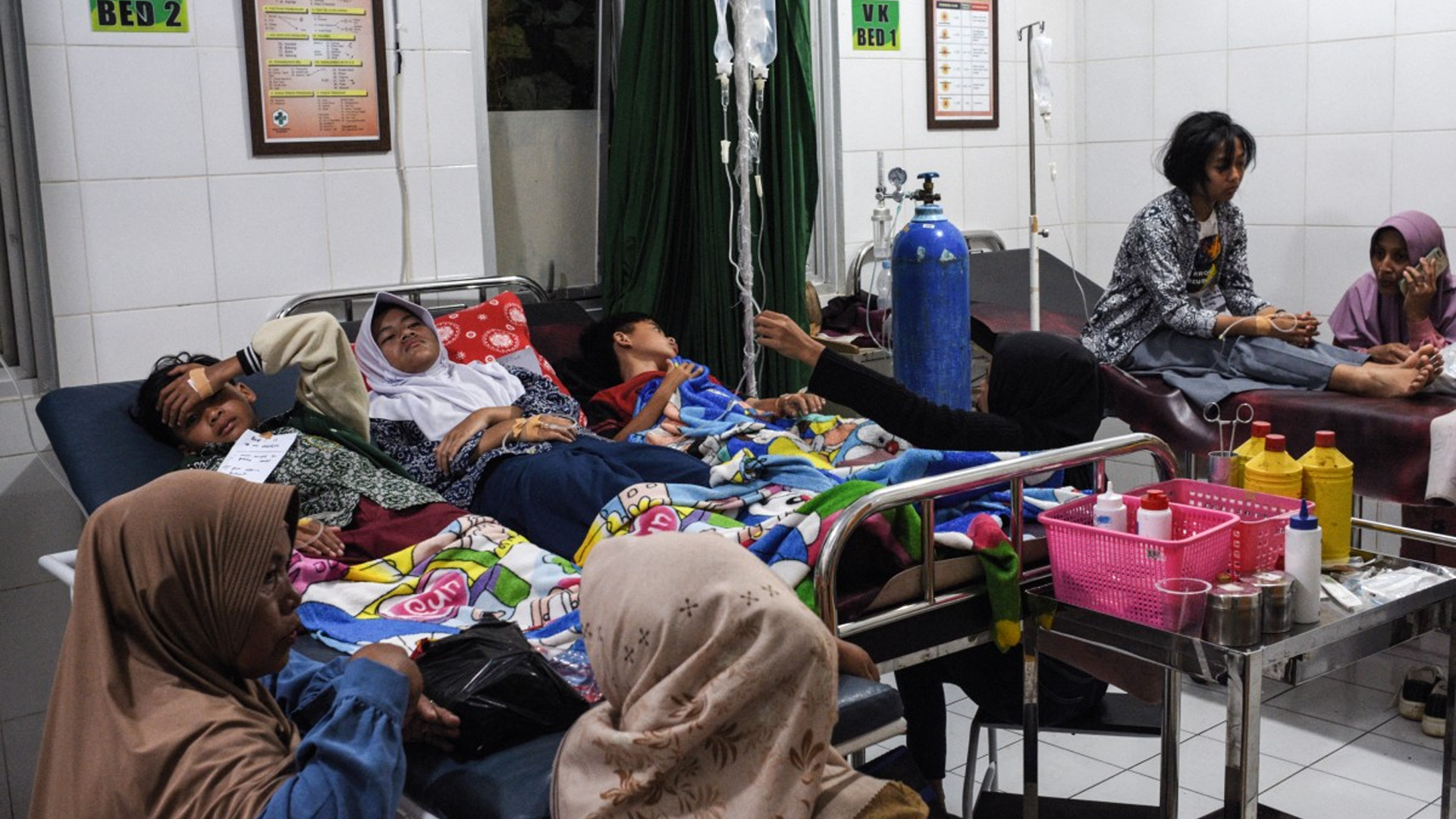 Hospitales atienden a menores afectados en la isla de Sumatra Indonesia 