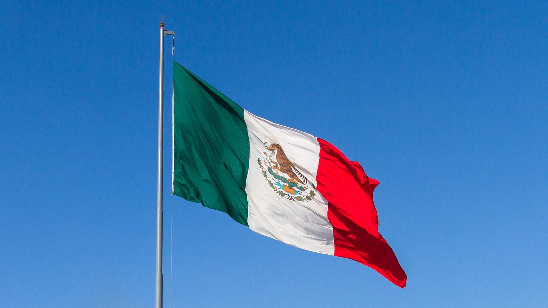 México manifestó este sábado su total solidaridad con el pueblo y las autoridades de Indonesia, luego de que un potente sismo de magnitud 7.7 sacudiera la región sur del archipiélago asiático y dejara un saldo preliminar de al menos dos personas fallecidas, diversos lesionados y cuantiosos daños materiales en zonas urbanas clave. A través de un comunicado oficial emitido por la Secretaría de Relaciones Exteriores, el gobierno federal confirmó que da un seguimiento puntual a la emergencia internacional por medio de la embajada acreditada en el país asiático.De acuerdo con los reportes técnicos emitidos por el Servicio Geológico de Estados Unidos, el movimiento telúrico registró su epicentro a una distancia aproximada de 62 kilómetros al noroeste de la localidad de Ende, situada en la isla de Flores, con una profundidad hipocentral estimada en 10 kilómetros. La magnitud del fenómeno generó una onda expansiva de gran intensidad que afectó la infraestructura urbana e incrementó la movilización de los cuerpos de socorro locales.
Estatus de connacionales y acciones consulares desde México
Ante la contingencia, la cancillería mexicana activó los protocolos informativos para salvaguardar la integridad de la comunidad nacional residente en la zona de riesgo. Hasta el momento, las autoridades diplomáticas confirmaron que no se reportan ciudadanos mexicanos afectados o lesionados a consecuencia del desastre natural. No obstante, se reiteró el llamado a la prudencia y se emitieron recomendaciones específicas para seguir estrictamente las indicaciones de Protección Civil local.
Asimismo, la representación consular en Yakarta mantiene habilitadas sus vías de comunicación habituales y un número telefónico de emergencia destinado a brindar asistencia inmediata, protección y orientación a cualquier connacional que requiera apoyo en territorio indonesio mientras continúan las labores de evaluación y rescate en las zonas siniestradas.
Daños estructurales y actividad sísmica en la isla de Flores
Contexto geológico del archipiélago asiático
Por su parte, la Agencia Nacional de Gestión de Desastres y los equipos de búsqueda y rescate en Indonesia informaron sobre el colapso parcial de viviendas y edificios públicos en demarcaciones densamente pobladas como Ende y Maumere. Las autoridades locales de sismología han contabilizado más de 37 réplicas con magnitudes que oscilan entre los 3.6 y 6.2 grados, manteniendo en alerta a los habitantes debido al riesgo latente de nuevos colapsos estructurales.
Especialistas recordaron que el archipiélago indonesio, conformado por más de 17,000 islas, se encuentra localizado sobre el denominado Anillo de Fuego del Pacífico. Esta región geográfica concentra la mayor actividad sísmica y volcánica a nivel mundial debido a la convergencia permanente de varias placas tectónicas, convirtiéndola en una zona de alta vulnerabilidad ante fenómenos geológicos de gran escala.
Embajada de México monitorea la situación de connacionales en Asia