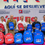 El alcalde Adrián de la Garza encabezó la entrega de útiles escolares.