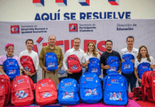 El alcalde Adrián de la Garza encabezó la entrega de útiles escolares.