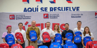 El alcalde Adrián de la Garza encabezó la entrega de útiles escolares.