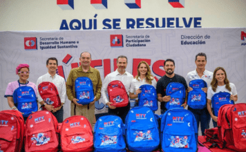 El alcalde Adrián de la Garza encabezó la entrega de útiles escolares.