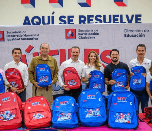 El alcalde Adrián de la Garza encabezó la entrega de útiles escolares.