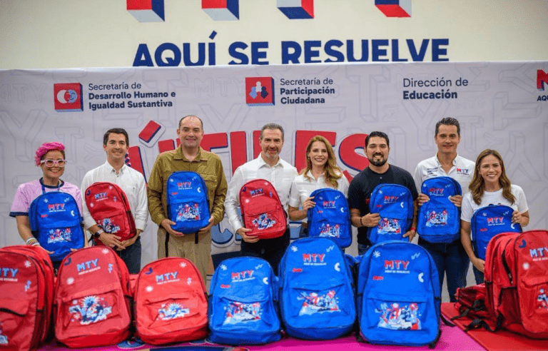 El alcalde Adrián de la Garza encabezó la entrega de útiles escolares.