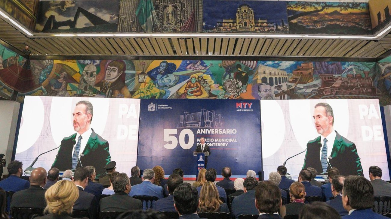 El alcalde Adrián de la Garza encabezó la ceremonia por el 50 aniversario de la inauguración del Palacio Municipal de Monterrey.