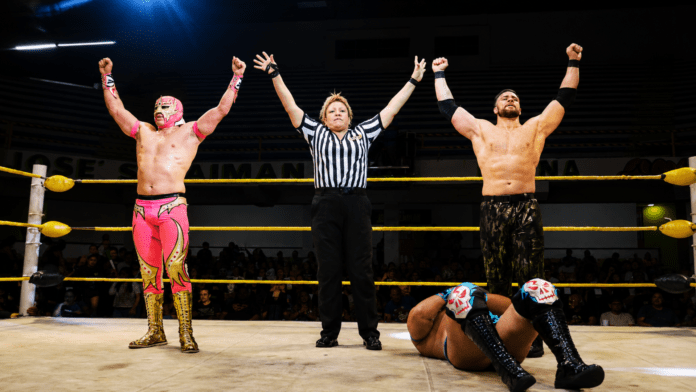 ¡Impresionante! Lucha estelar Máscara Dorada, Templario y Flip ganan