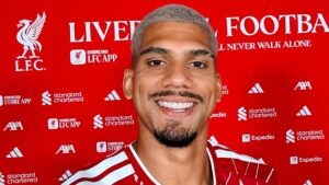 Ronald Araújo en su presentación con Liverpool FC
