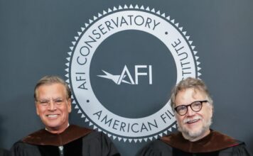 Guillermo del Toro recibe doctorado honoris causa del AFI Guillermo del Toro durante la ceremonia de reconocimiento en Hollywood.