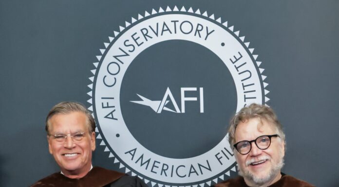 Guillermo del Toro recibe doctorado honoris causa del AFI Guillermo del Toro durante la ceremonia de reconocimiento en Hollywood.
