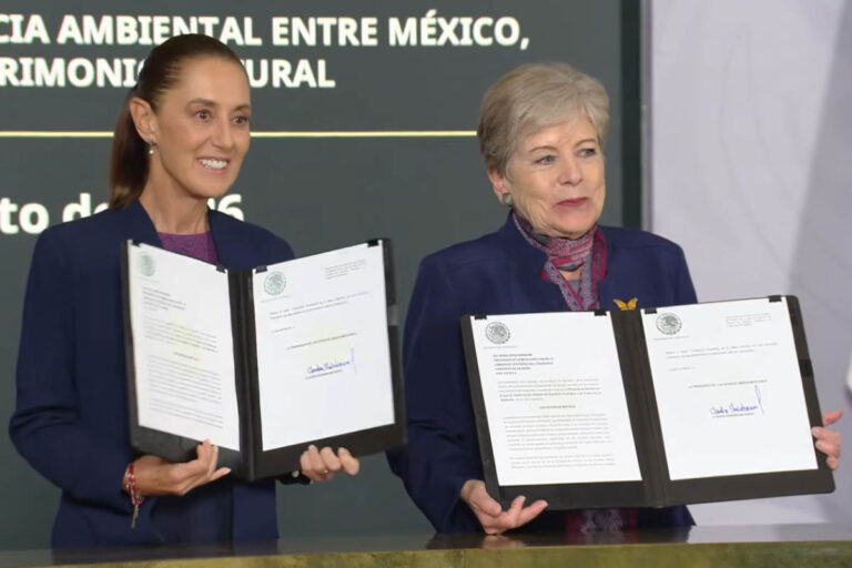 Claudia Sheinbaum y Alicia Bárcena presnetan la nueva Ley General Ambiental.