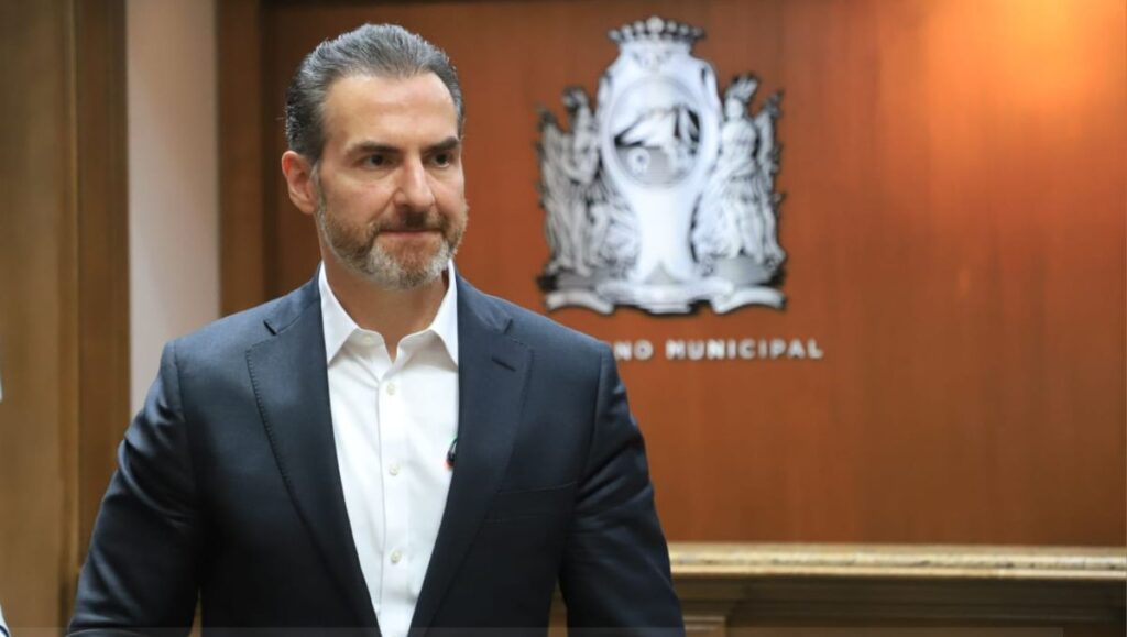 El Ayuntamiento de Monterrey, encabezado por el alcalde Adrián de la Garza, presentó una denuncia penal por 313.5 millones de pesos que asegura corresponden al Fondo de Desarrollo Municipal.