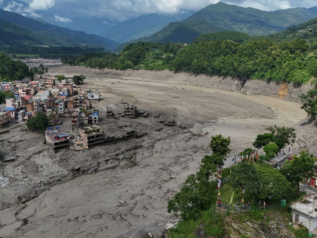 Avalancha en Nepal dejó al menos 98 cuerpos recuperados y más de 700 desaparecidos tras arrasar comunidades fronterizas con el Tíbet.