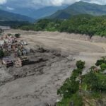 Avalancha en Nepal dejó al menos 98 cuerpos recuperados y más de 700 desaparecidos tras arrasar comunidades fronterizas con el Tíbet.
