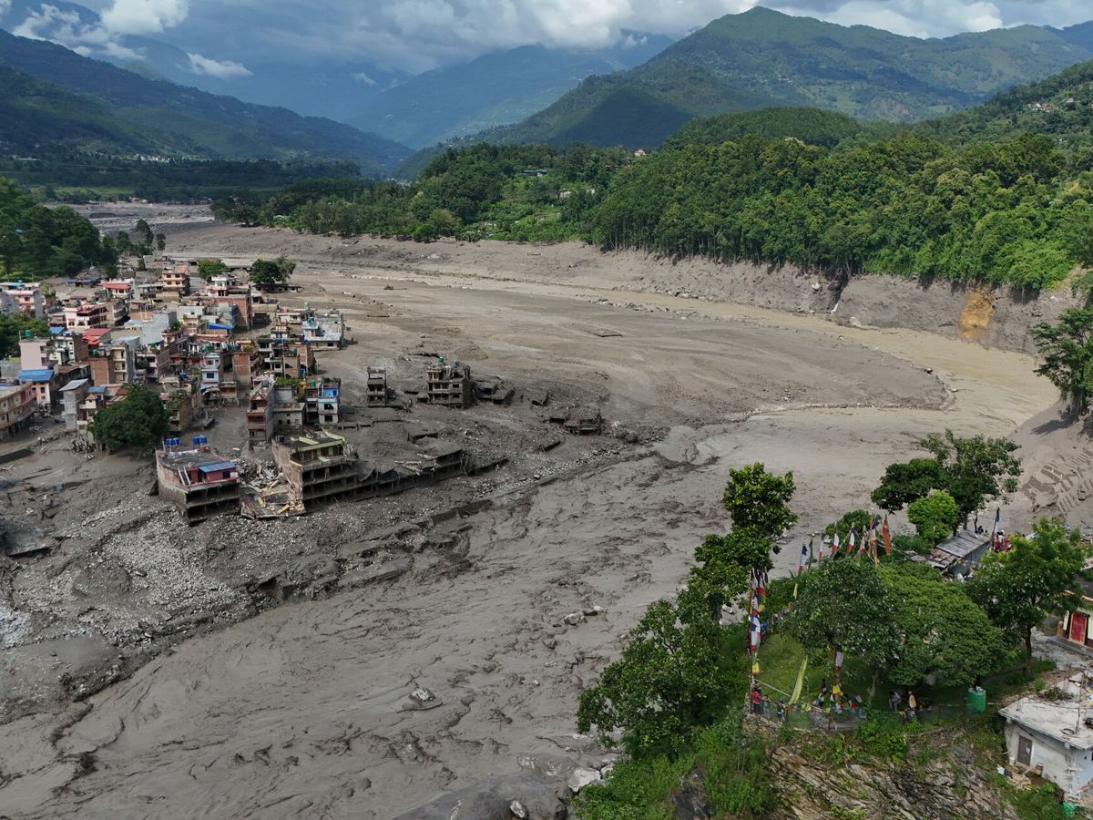 Avalancha en Nepal dejó al menos 98 cuerpos recuperados y más de 700 desaparecidos tras arrasar comunidades fronterizas con el Tíbet.