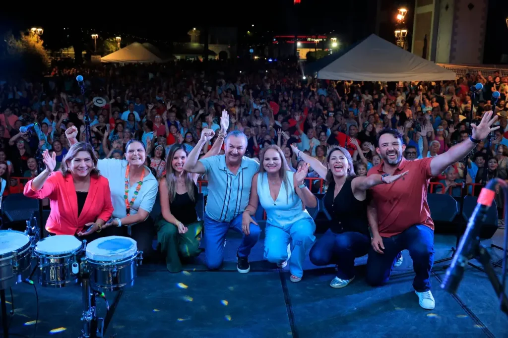 Autoridades del Ayuntamiento en el escenario principal del festejo de los adultos mayores.
