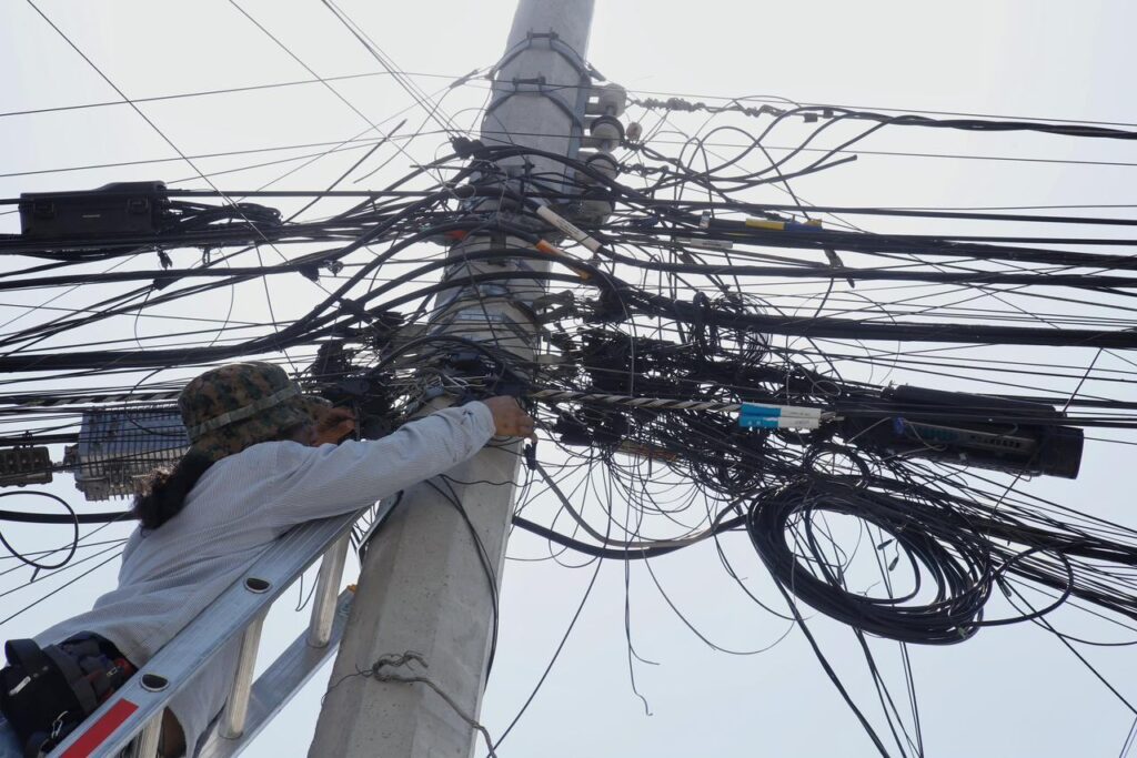 Trabajadores de Monterrey recorrieron 80 colonias para recolectar el cableado.