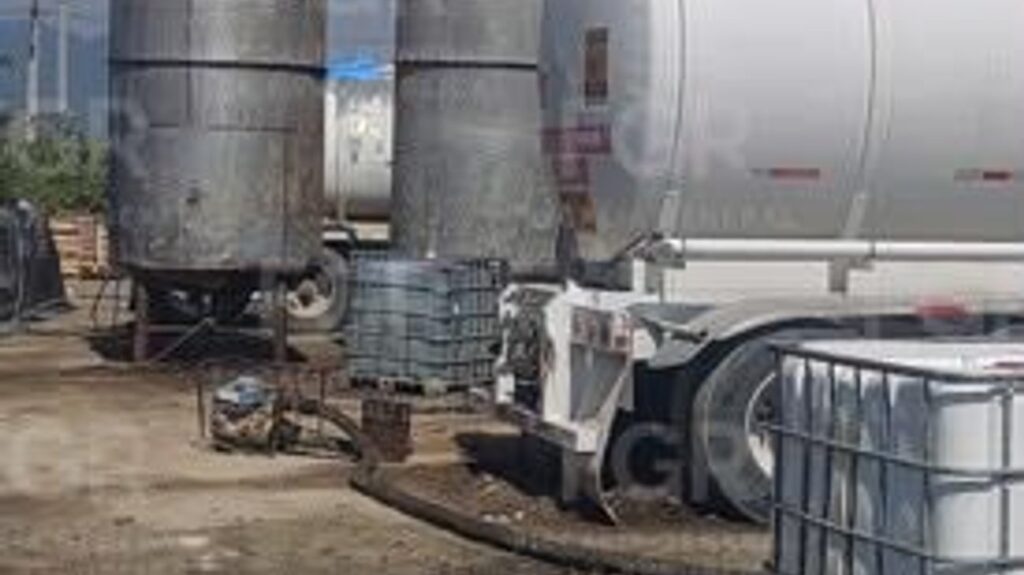 La FGR aseguró aproximadamente 467 mil litros de hidrocarburo durante un cateo realizado en dos predios de Salinas Victoria, Nuevo León.