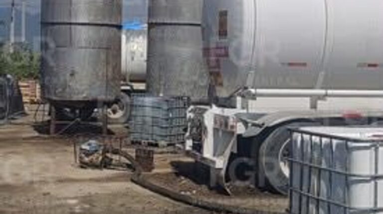 La FGR aseguró aproximadamente 467 mil litros de hidrocarburo durante un cateo realizado en dos predios de Salinas Victoria, Nuevo León.