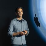 John Ternus asume como CEO de Apple tras 15 años de Tim Cook y enfrenta el reto de impulsar la inteligencia artificial ante sus rivales.