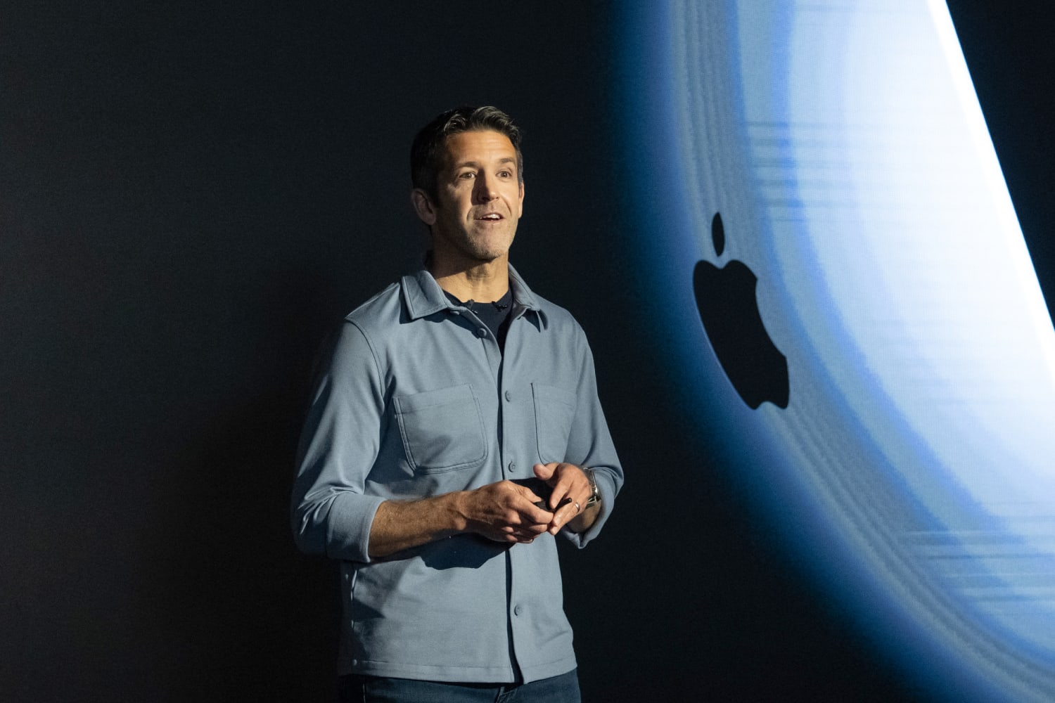 John Ternus asume como CEO de Apple tras 15 años de Tim Cook y enfrenta el reto de impulsar la inteligencia artificial ante sus rivales.