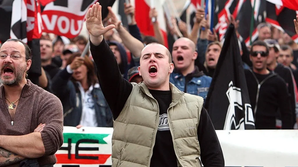 Australia y condena por realizar el saludo nazi