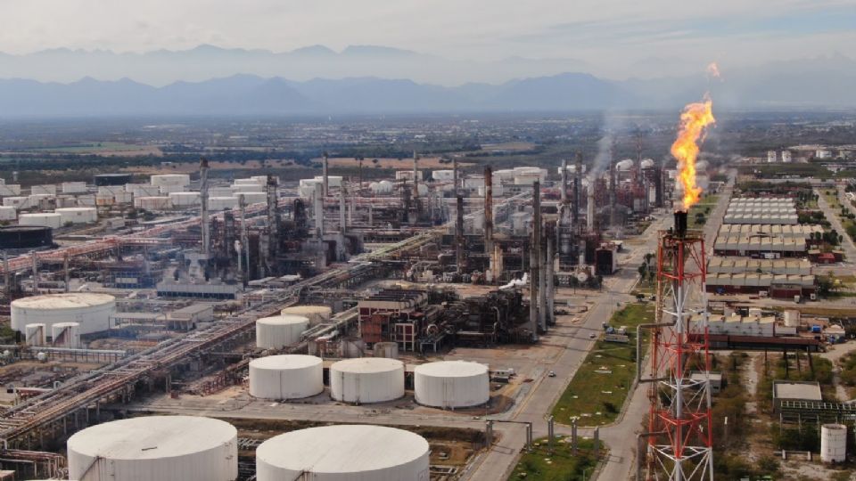 Refinería de Cadereyta mantiene emisiones contaminantes pese a planes ambientales, organismos, mesas de trabajo y una denuncia penal presentada en 2024.