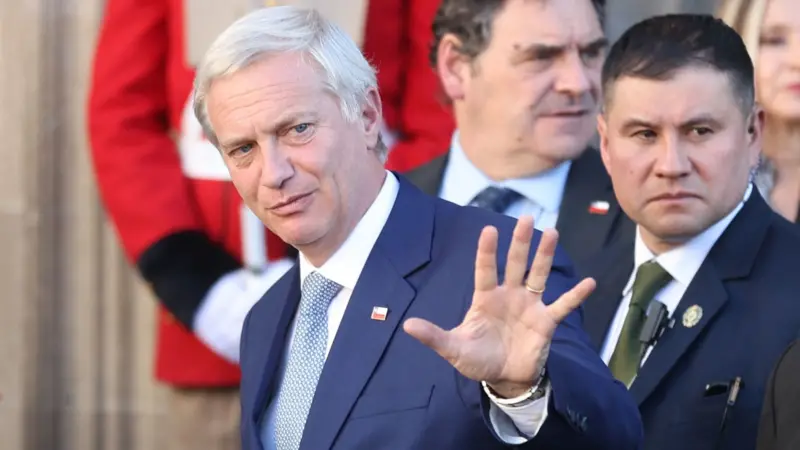Kast enfrenta una crisis política por beneficios a 56 condenados.