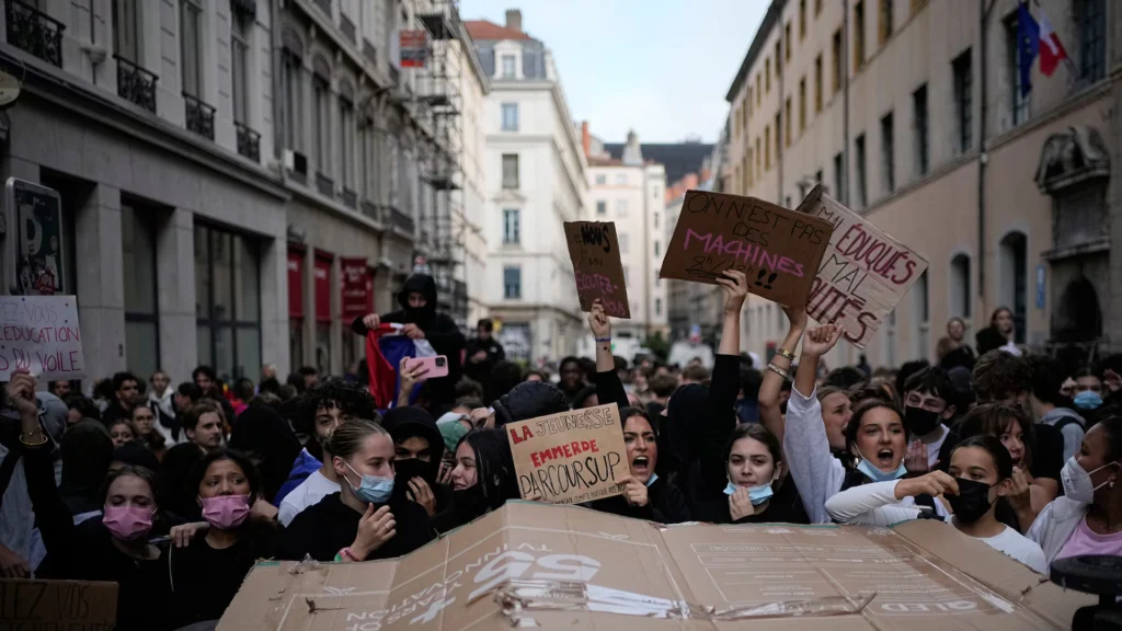 Protestas estudiantiles bloquean escuelas en Francia