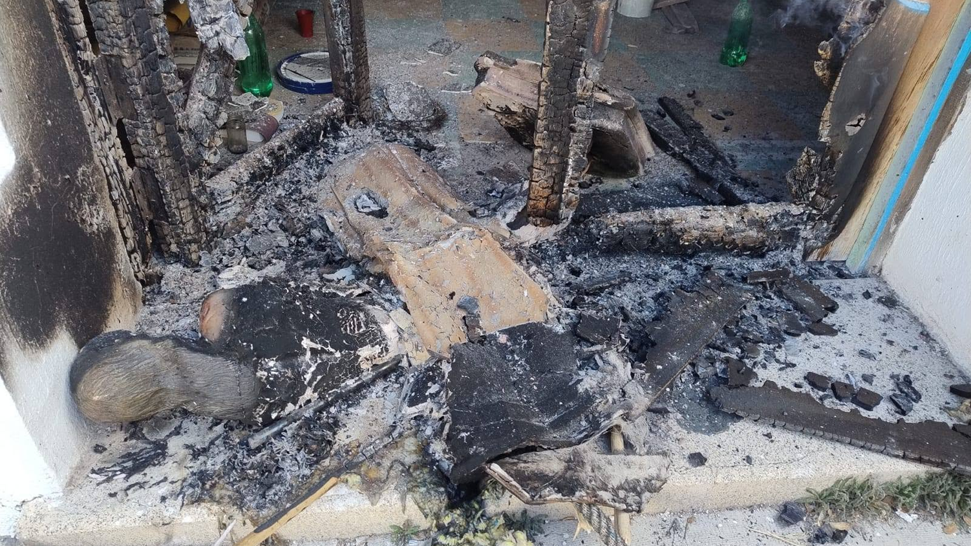 León y la puerta histórica afectada por el fuego