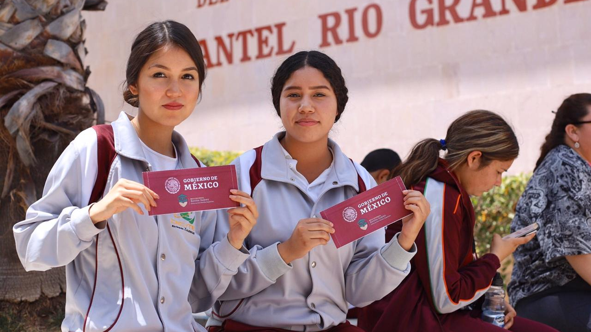 México revisa recursos de las becas Benito Juárez