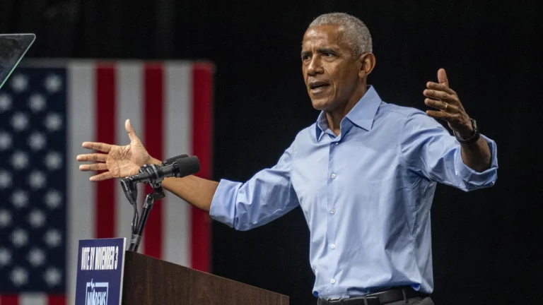 Obama critica a Trump durante mitin en Cleveland