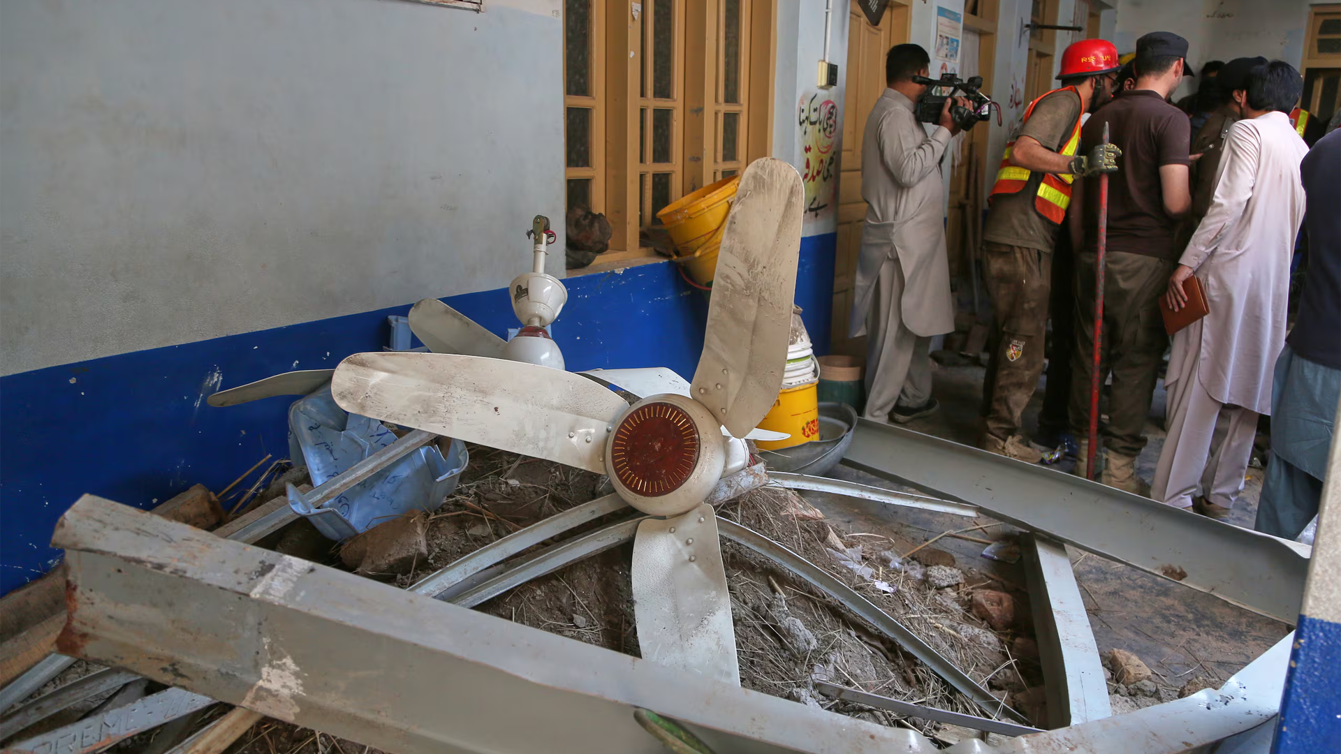 Pakistán enfrenta tragedia por techo derrumbado en escuela