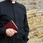 Sacerdote Edward Gallagher durante su proceso judicial