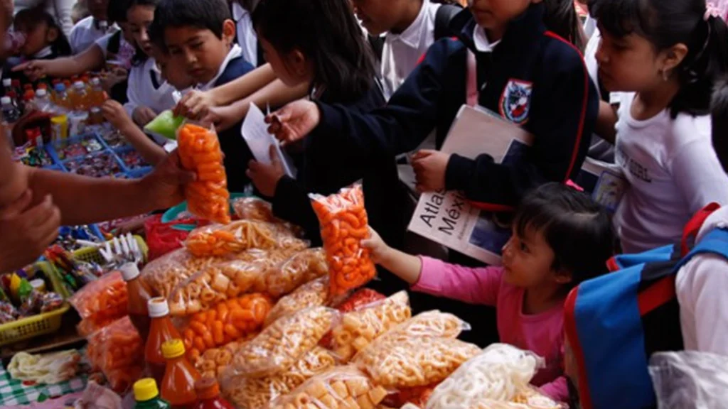 Corte avala veto a comida chatarra en escuelas