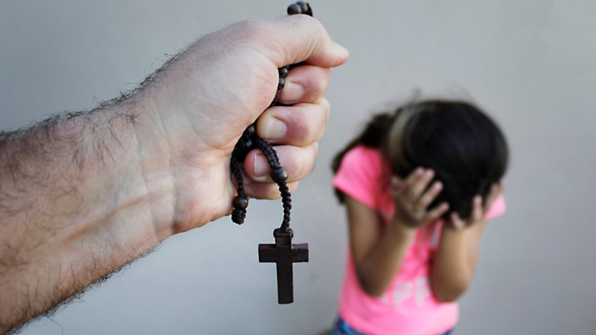 Sacerdote enfrenta 109 delitos en Irlanda del Norte