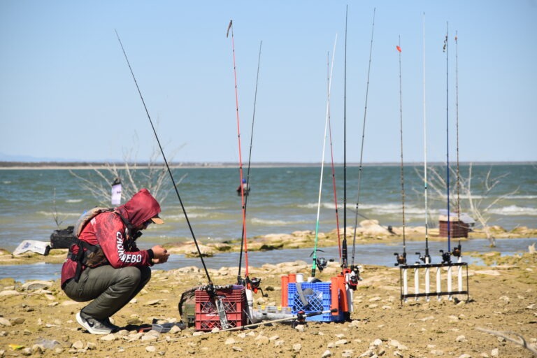 Pesca deportiva de lobina desde la orilla en la Presa El Cuchillo